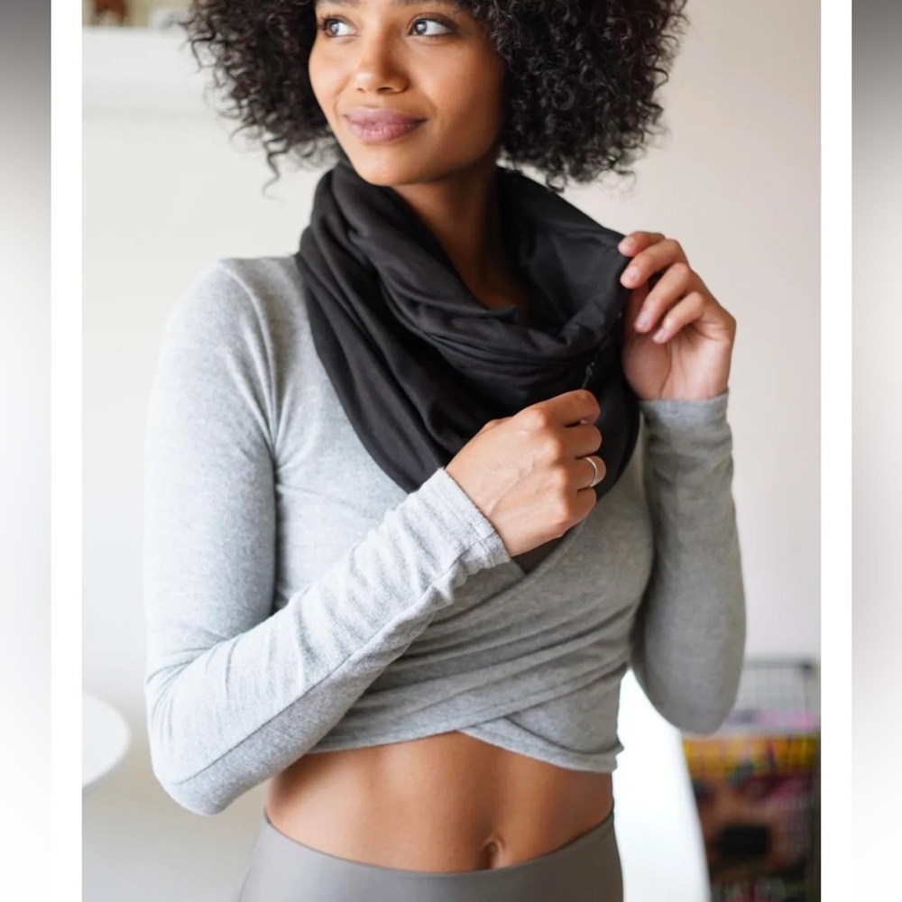 Beyond Yoga Black Hidden Pocket Infinity Scarf OS Stretch
